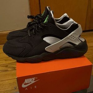 Nike Air Huarache F22 size 9.5